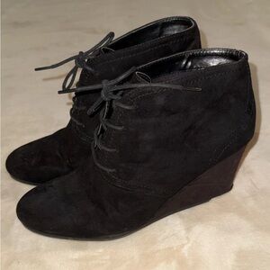 Arizona Jean Co. Women’s Faux Suede Black Wedge Booties- Size 11